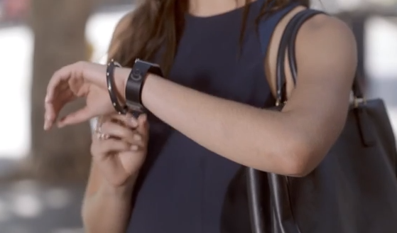 Så här ser Samsungs nya smartklocka ut på armen.